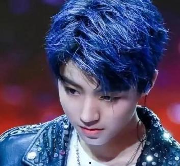 王俊凯蓝发照片,演绎时尚新篇章